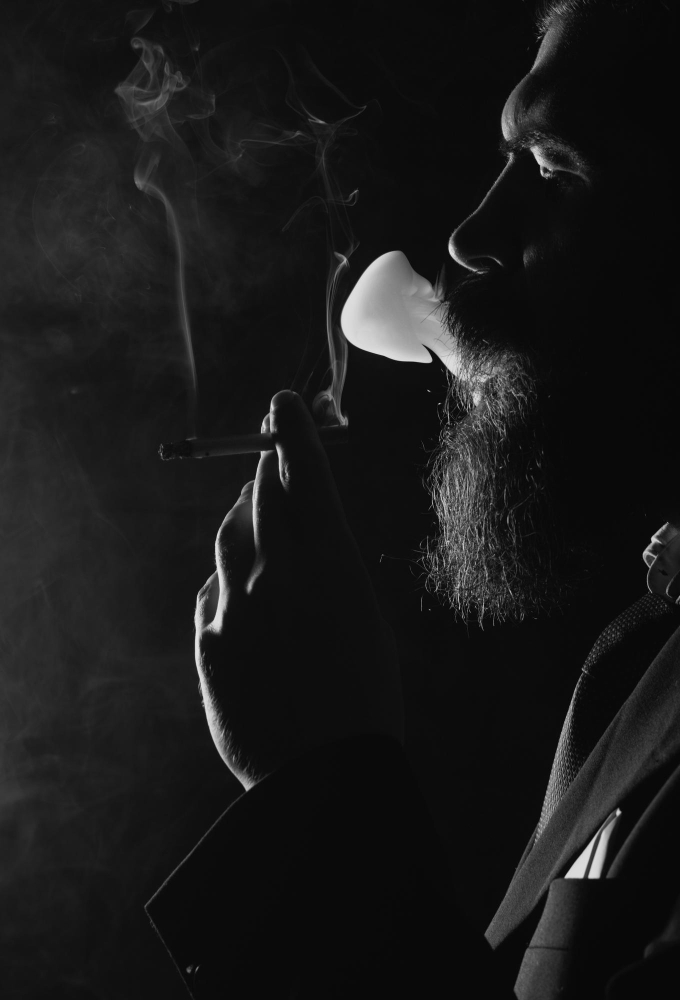 homem-fumando-cigarro-fumaca-de-cigarro-em-fundo-preto-homem-de-negocios-fumante (1)